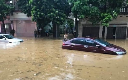 Mưa lớn trút xuống gây ngập lụt ở Lào Cai, ô tô "ngụp lặn" dưới nước