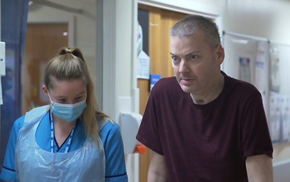 Trải lòng của bệnh nhân phi công Anh trên BBC: 'Tôi là minh chứng sống cho thấy những gì con virus ấy có thể làm, và nó nguy hiểm ra sao'