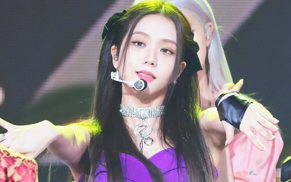 "Nữ thần" Jisoo không hoàn hảo, cô thường nhờ cậy đến vòng cổ choker để khắc phục nhược điểm muốn giấu