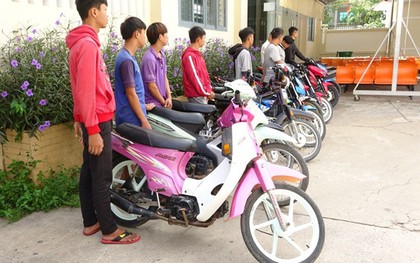 Vây bắt 16 “quái xế” trước cổng trường học