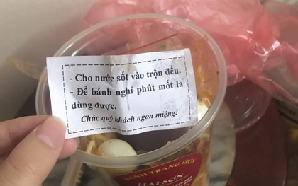 Mua hộp bánh tráng trộn về nhà, cô gái bất ngờ với dòng nhắn gửi cực dễ thương bên trong: Nhớ cho bánh “nghỉ phút mốt” trước khi ăn!