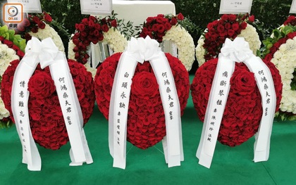 Tang lễ Vua sòng bài Macau: Tiếp tục gây chú ý với 6 tỷ đồng hoa tang và lời nhắn thâm tình của 3 bà vợ dành cho chồng quá cố