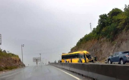 Xe khách chở 15 người tông vào vách núi lúc rạng sáng