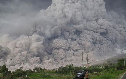 Núi lửa Sinabung (Indonesia) phun trào nhiều lần, cảnh báo dung nham lạnh