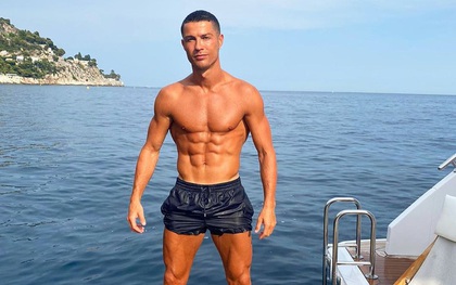 Bức ảnh "khoe thân" mới nhất của Ronaldo đủ làm hội chị em mê mẩn: Cơ thể săn chắc, múi nào ra múi đấy!