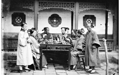 Loạt ảnh cuộc sống quyền quý của phụ nữ thời nhà Thanh: Người xúng xính quần áo đi chụp hình, kẻ họp mặt tán gẫu cùng hội chị em