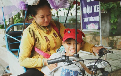 Bố bỏ nhà theo vợ nhỏ, bé trai 9 tuổi đi bán vé số khắp Sài Gòn kiếm tiền chữa bệnh cho người mẹ tật nguyền