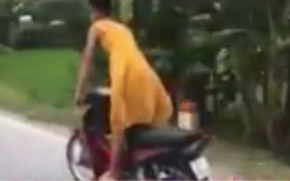 Tuyên Quang: Nam thanh niên mặc váy, bốc đầu xe máy để "câu view" bị xử phạt hơn 8 triệu đồng