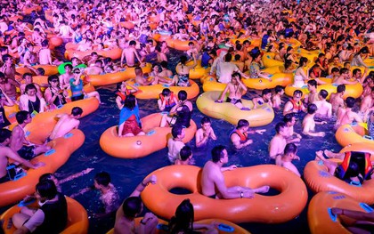 Vũ Hán mở đại tiệc "pool party" với hàng nghìn người tham gia, chẳng ai đeo khẩu trang: Cơn ác mộng tại vùng đất khởi phát dịch bệnh đã qua?