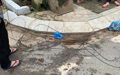 Bị dây cáp viễn thông siết vào cổ, 2 người ngã nhào xuống đường