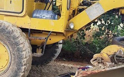 Nam sinh tử vong dưới gầm xe ủi sau khi nhận quà năm học mới