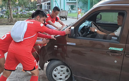 Cầu thủ U22 Việt Nam "giải cứu" chiếc xe gặp sự cố khó đỡ, mắc kẹt vì cống thoát nước