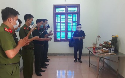Người đàn ông lập bàn thờ chịu tang bố trong khu cách ly