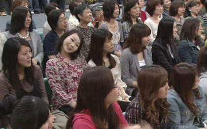1 năm sau khi chương trình lên sóng, khán giả mới nhận ra "chị gái nghiêng đầu" xuất hiện trong đó, gây xôn xao MXH Nhật vì quá đáng sợ