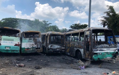 Bãi giữ xe ở Sài Gòn bốc cháy dữ dội, nhiều ô tô bị lửa thiêu rụi