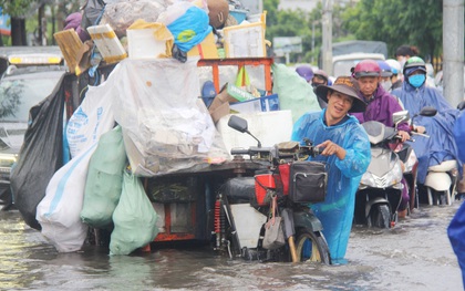 Ảnh: Mưa lớn gần 2 tiếng, người Sài Gòn bì bõm lội nước trên đường Nguyễn Hữu Cảnh vì kẹt xe, chết máy