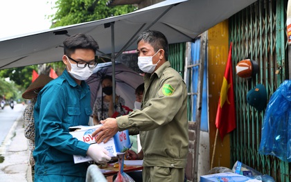 Ảnh: Lực lượng chức năng túc trực, hỗ trợ cung cấp nhu yếu phẩm vào khu cách ly tại Phúc Diễn nơi bệnh nhân 714 sinh sống