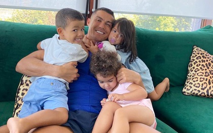Ronaldo khoe ảnh ôm con đầy hạnh phúc: Ai tinh mắt sẽ nhận ra ngay một thay đổi fan chờ đợi bấy lâu