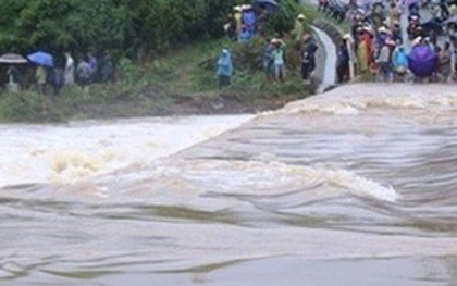 Bố ngủ quên không đóng cửa, con trai 2 tuổi đi ra suối chơi bị lũ cuốn