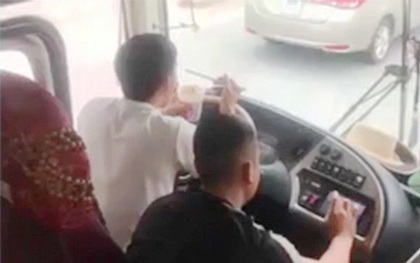Vừa lái xe vừa ăn mì tôm, tài xế ở Nghệ An bị tước bằng 2 tháng, phạt 1,5 triệu đồng