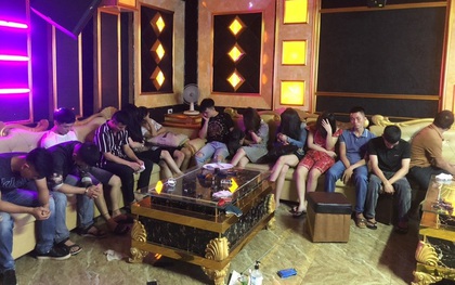 Bắt quả tang 13 đối tượng nam, nữ đang bay lắc điên cuồng trong quán karaoke