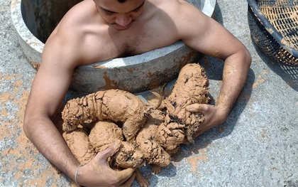 Nghe thấy tiếng kêu kỳ lạ dưới giếng, người đàn ông vội vàng nhảy xuống rồi mang lên 5 "cục đất sét" nhưng phải nâng niu hết mình