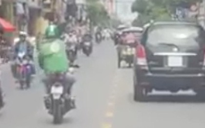 GrabBike đánh võng, vượt đèn đỏ mở đường xe cứu thương, đúng hay sai?