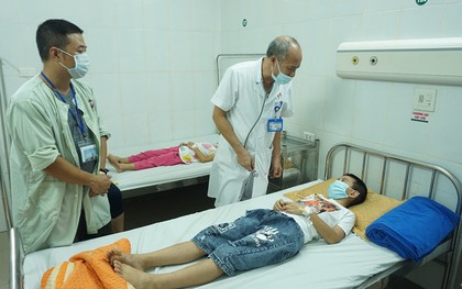Hà Nội: 22 học sinh nghi ngờ nhiễm khuẩn đường ruột, tạm dừng hoạt động cơ sở cung cấp suất ăn