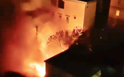 Cháy lớn tại kho phế liệu rồi lan sang căn phòng trọ sinh viên ở Hà Nội, người dân hô hoán tháo chạy