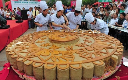 Điểm danh loạt bánh Trung thu "siêu to khổng lồ", có chiếc làm từ 4.000 lòng đỏ trứng với trọng lượng lên tới 13 tấn