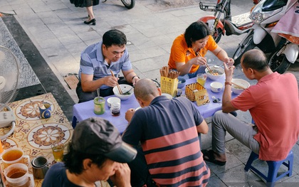 Sau khi gây bão mạng xã hội, hàng Phở Khôi có ông chủ khó tính nhất nhì Hà Nội bất ngờ đông nghẹt khách, có người chờ lâu quá phải cáu kỉnh bỏ đi