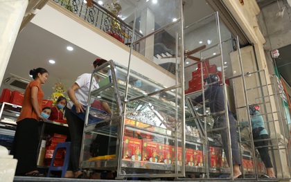 Tiệm bánh Trung thu nổi tiếng ở Hà Nội lắp vách ngăn, khách đeo khẩu trang mới được mua hàng