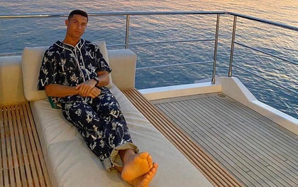 Ronaldo bất ngờ thay đổi phong cách "sống ảo", fan hỏi thăm: Mặc áo ngủ đắt tiền sao mặt vẫn nhăn nhó thế này?