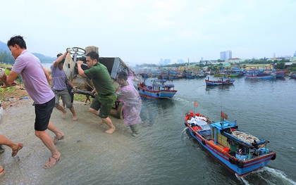 Hàng trăm tàu thuyền Đà Nẵng ngược dòng, nối đuôi nhau tiến vào sông Hàn tránh bão