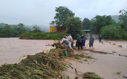 Quảng Trị: Hai vợ chồng đi xe máy bị nước cuốn, người vợ 26 tuổi mất tích