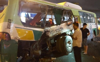 Ô tô tải đâm ngang hông xe buýt ở Long An, 20 hành khách được đưa vào bệnh viện