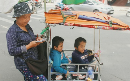 Đôi song sinh khuyết tật 14 tuổi hát cực hay, theo mẹ bán vé số khắp Sài Gòn: "Cha tụi con mất rồi, chỉ còn có mẹ thôi"