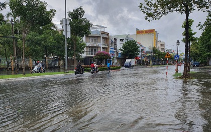 Kiên Giang mưa lớn, nhiều tuyến đường biến thành "sông"