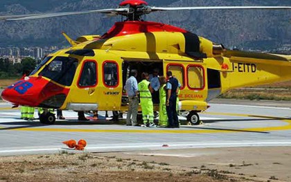 Thai phụ mắc COVID-19 sinh con trên trực thăng