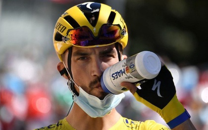 Cua-rơ mất Áo Vàng giải đua xe đạp danh giá nhất thế giới chỉ vì… uống nước!