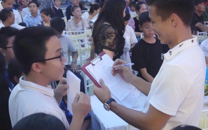 Góc "bá đạo": Cậu học sinh đem bài kiểm tra điểm 10 đi xin chữ ký tuyển thủ Việt Nam