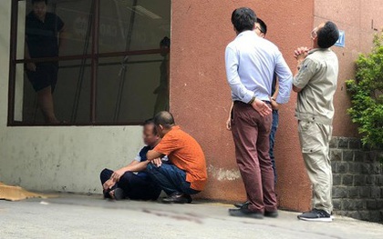 Vụ nam thanh niên rơi từ tầng cao chung cư tử vong ở Hà Nội: Ám ảnh ánh mắt thất thần của người cha ngồi gục bên thi thể con trai
