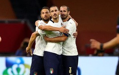 Dàn trai đẹp Italy ôm nhau mừng chiến thắng ấn tượng ngay trên sân của Hà Lan