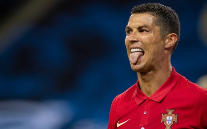 Ronaldo ghi cú đúp "siêu phẩm", chính thức lập cột mốc bàn thắng vô tiền khoáng hậu