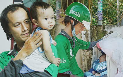 Gặp người cha địu bé trai 9 tháng tuổi chạy xe ôm ở Sài Gòn: "Mình có lỗi với con, thấy con đi nắng mà xót lắm"
