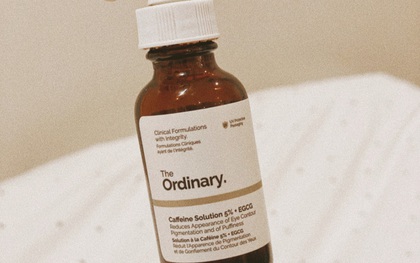 Tôi đã dùng hết lọ serum mắt của The Ordinary, bọng mắt và quầng thâm được cải thiện nhưng dưỡng ẩm thì ở mức trung bình
