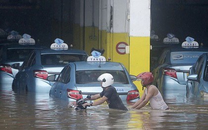 Jakarta: Mưa một đêm, 724 khu dân cư chìm trong nước, 9 người chết