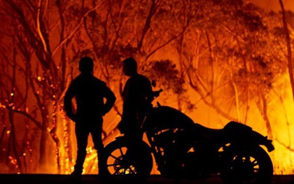 Cháy rừng ở Úc nóng đến nỗi tạo ra cả sấm và chớp giật đùng đùng