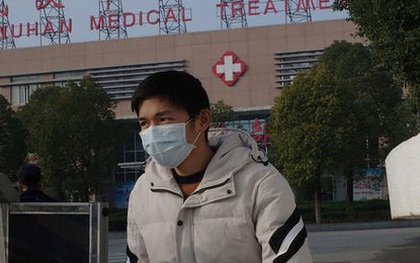 Video từ tâm dịch Vũ Hán: Nhân viên y tế Trung Quốc mặc đồ chống virus kín người, quét thân nhiệt hành khách trên máy bay