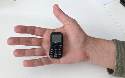 Cận cảnh chiếc điện thoại nhỏ nhất thế giới: Màn hình 1 inch, có cả camera, chơi đủ game xếp hình các kiểu